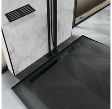 Badezimmer mit ebenerdiger Dusche, Duschrinne und Wandablage