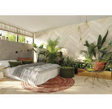 Helles Schlafzimmer mit Bett, Pflanzen und dekorativen Elementen für eine natürliche Atmosphäre.