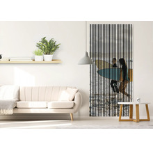 Wohnzimmer mit Sofa, Tisch und Wandbild mit vertikalen Streifen und Surfermotiv