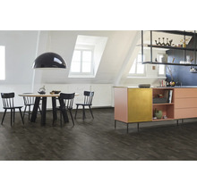 Esszimmer mit Holzboden in Fischgrätmuster, Esstisch, Stühlen und Küchenzeile