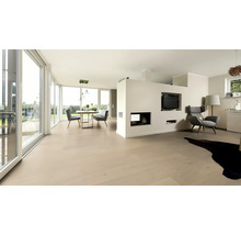 Heller Wohnraum mit Holzboden, Esstisch und Stühlen