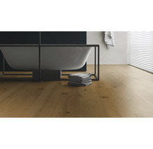 Badezimmer mit Badewanne und Holzfußboden