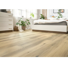 Heller Wohnraum mit Laminatboden, Bett und Kommode