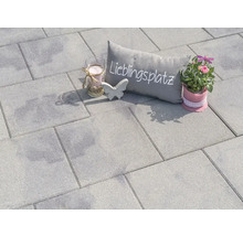 Verlegte Betonpflastersteine mit Dekoration