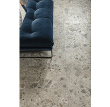 Boden mit Fliesen in Steinoptik und Sofa