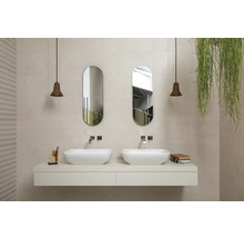 Helles Badezimmer mit zwei Waschbecken, Spiegeln und hängenden Lampen