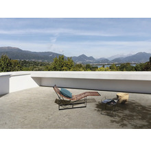 Terrasse mit Fliesenboden, Liegestuhl und Ausblick auf Berge