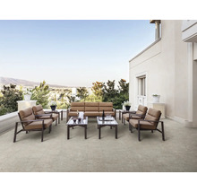 Terrasse mit Lounge Möbeln und Tischgruppe im Freien