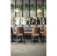 Innenraumansicht eines Restaurants mit Holzsitzmöbeln, Beleuchtung und Wanddekor