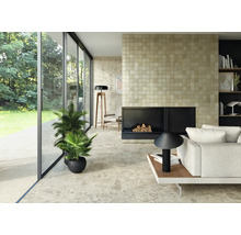 Heller Wohnraum mit Fliesenboden, Kamin und großen Fenstern