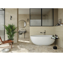 Helles Badezimmer mit freistehender Badewanne, Waschtisch und Spiegel