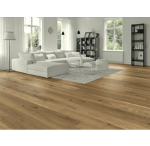 Wohnzimmer mit Holzboden, Sofa und Bücherregal