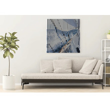 Dekoratives Wandbild mit Segelbootmotiv und geradlinigem Design über einem Sofa im Wohnzimmer.