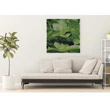 Wohnzimmer mit beigem Sofa und Wandbild mit Pflanzenmotiv