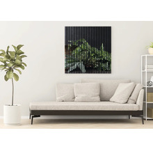 Wohnzimmer mit Tagesbett und gerahmtem Pflanzenbild an der Wand