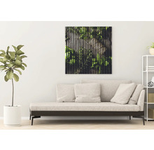 Wohnzimmer mit Sofa und Wandbild mit Pflanzenmotiv