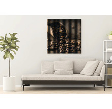 Dekoratives Wandbild mit Kaffeebohnenmotiv über einem Sofa im Wohnzimmer.