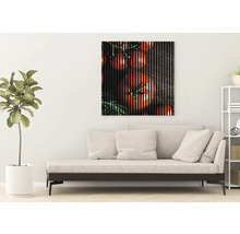 Wohnzimmer mit Sofa und Wandbild mit Tomatenmotiv