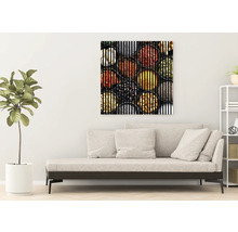 Dekoratives Wandbild mit verschiedenen Gewürzen im Wohnzimmer