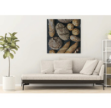 Dekoratives Wandbild mit Brotmotiv über einem Sofa im Wohnzimmer.