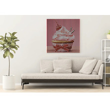 Dekorative Leinwand mit Cupcake-Motiv über einem Sofa in einem Wohnzimmer.