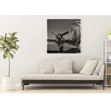 Wandbild mit Flugzeugmotiv über einer Couch im Wohnzimmer.