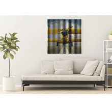 Dekorative Wandkunst mit Flugzeugmotiv über einer Couch