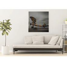 Wohnzimmer mit Sofa und Wandbild mit Flugzeugmotiv