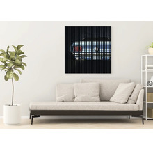 Wohnzimmer mit Sofa und Wandbild mit Auto-Motiv