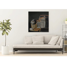 Wohnzimmer mit Sofa und Wandbild mit Automotiv