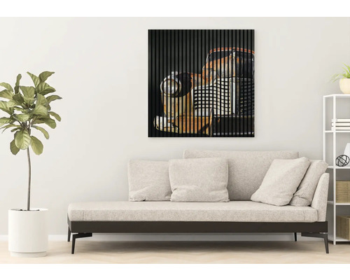 Wohnzimmer mit Sofa und Wandbild mit Automotiv