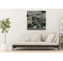 Wohnzimmer mit Sofa und Wandbild eines Traktors