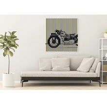 Wohnzimmer mit Sofa und einem Bild von einem Motorrad mit vertikalen Streifen