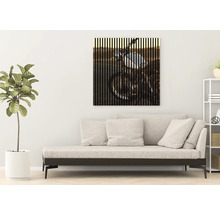 Dekoratives Wandbild mit einem Motorradmotiv im Wohnzimmer.