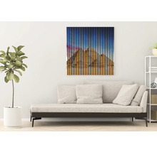 Dekorative Wandkunst mit Pyramidenmotiv über einer Couch