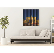 Wohnzimmer mit Sofa und Wandbild vom Brandenburger Tor in Berlin