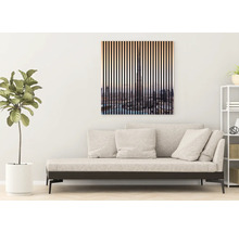 Wohnzimmer mit Sofa und Wandbild mit Hochhausmotiv