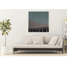 Dekoratives Wandbild über einem Sofa in einem hellen Raum.