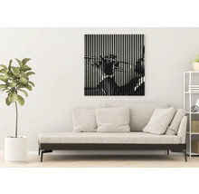 Wohnzimmer mit gerahmtem Bild mit Musikermotiv über einem Sofa