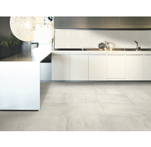 Moderne Küche mit weißen Schränken, Mosaikfliesen und Bodenfliesen in Betonoptik