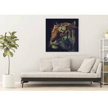 Wohnzimmer mit einem Sofa und einem Wandbild mit Tiger-Motiv