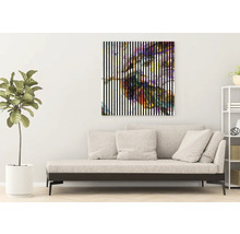 Dekoratives Wohnzimmer mit Leinwandbild, Sofa und Zimmerpflanze