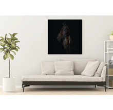 Wohnzimmer mit Sofa, Zimmerpflanze und einem Wandbild mit einem Pferdemotiv