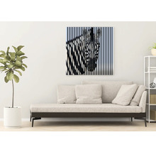 Dekoratives Leinwandbild mit Zebra-Motiv über einem Sofa in einem hellen Wohnraum.