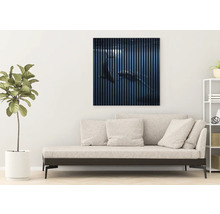 Wohnzimmer mit Sofa und Wandbild mit Unterwassermotiv.