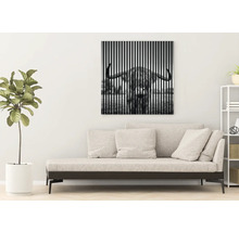 Wohnzimmer mit Sofa und Wandbild eines schottischen Hochlandrindes