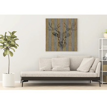 Wohnzimmer mit Sofa, Regal und Wandbild mit Hirschmotiv