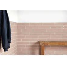 Wand gefliest mit rechteckigen Fliesen und einer Holzbank