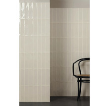 Wandgestaltung mit schmalen, länglichen Fliesen und einem Stuhl