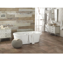 Helles Badezimmer mit Badewanne, Kommode und Holzwandverkleidung